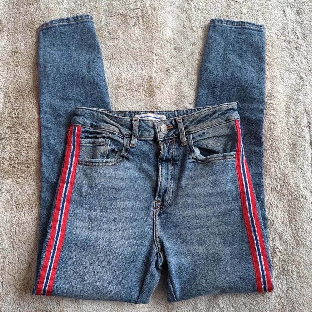Zara Denim High Rise Red Side Stripe Skinny Jeans Size 4 Waist - Picture 2 of 5